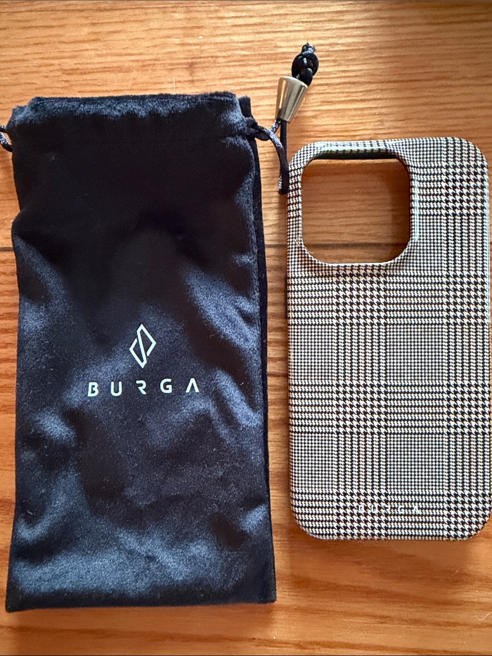 Burga Black & beige  Plaid Phone Case - Stylish Protective Cover iPhone 15 pro